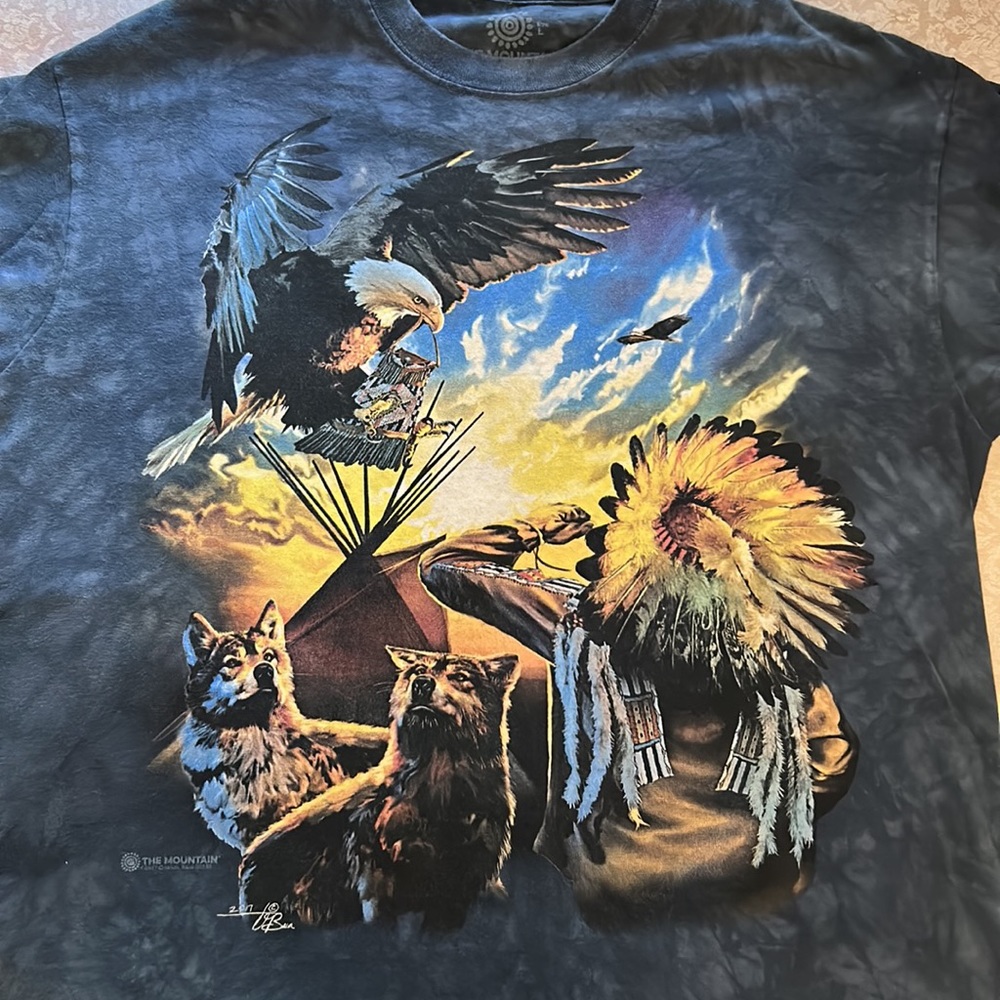 The Mountain ~Blue Gray Tie-Dye Eagles Wolves Tee in Large